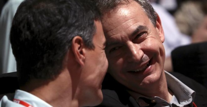 José Luis Rodríguez Zapatero (d), expresidente del Gobierno, habla con Pedro Sánchez (i), líder del PSOE, durante la inauguración del Congreso Federal del PSOE, esta mañana en Madrid. EFE/Sergio Barrenechea