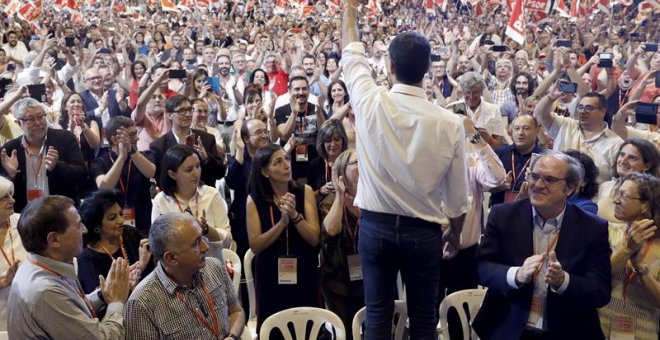 Pedro Sánchez, nuevo secretario general del PSOE, saluda a delegados y simpatizantes durante el acto de clausura del Congreso Federal del partido. /EFE