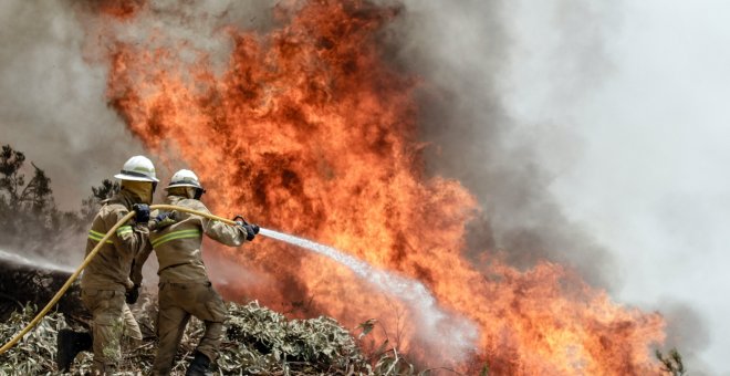 Bomberos intentan apagar el incendio que ha desolado Portugal dejando decenas de muertos y heridos.EFE/Paulo Cunha