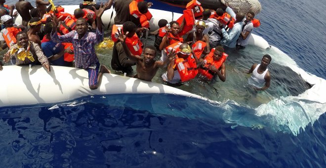 Inmigrantes rescatados en las costas de Libia por una embarcación de Save the Children. REUTERS/Stefano Rellandini