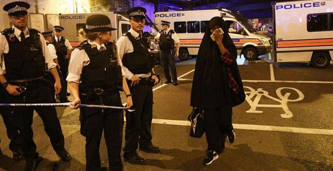 La Policía Londinense acordona la zona del presunto ataque. | EFE