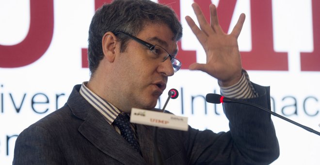 El ministro de Energia Turismo y Agenda Digital, Álvaro Nadal, durante su intervención en el curso "La cuarta revolución. ¿Cómo afecta la agenda digital a la economía y a la industria?" en la Universidad Internacional Menéndez Pelayo (UIMP), en Santander.