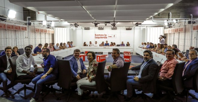 Los integrantes de la nueva Ejecutiva Federal del PSOE elegida en el 39 Congreso del partido de este pasado fin de semana durante la reunión por primera vez en la sede de Ferraz. EFE/Emilio Naranjo