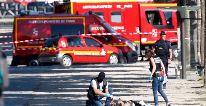 Un policía, junto al cuerpo del sospechoso del ataque en París. REUTERS/Charles Platiau