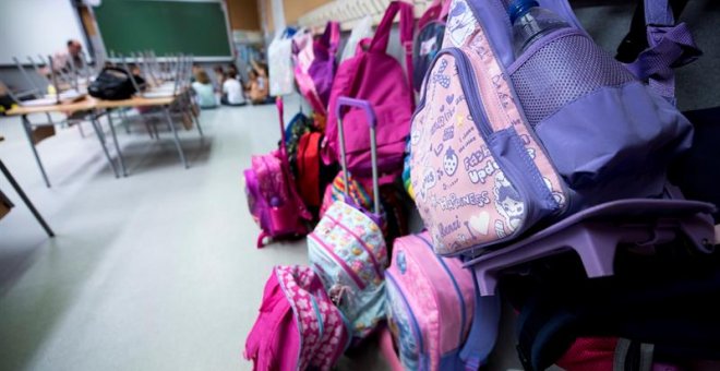 Mochilas amontonadas en una clase de un colegio. EFE