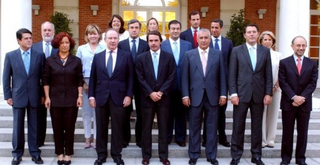 Aznar posa en 2003 con su Gobierno, varios de cuyos miembros declararán como testigos por la Gürtel. EFE/Archivo