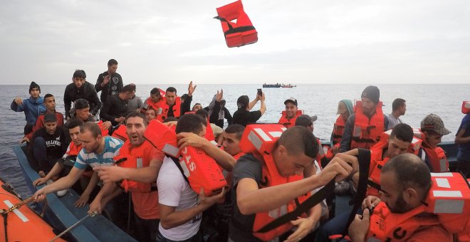 Los inmigrantes en barco de madera son rescatados por la tripulación de ONG "Save the Children" de la nave Vos Hestia en el mar Mediterráneo frente a la costa de Libia. REUTERS / Stefano Rellandini