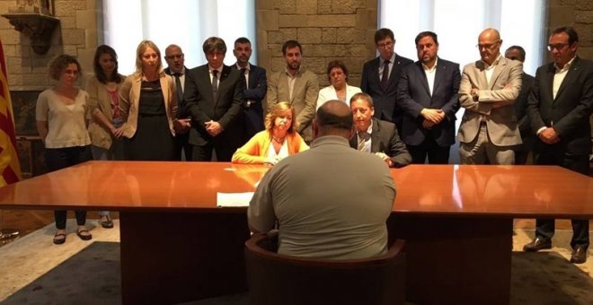 Borràs y Esteve, arropados por los miembros del Govern catalán, reciben la notificación del tribunal. | Generalitat de Catalunya