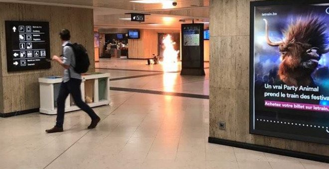 Fuego tras la explosión en la Estación de Bruselas Central. Twitter