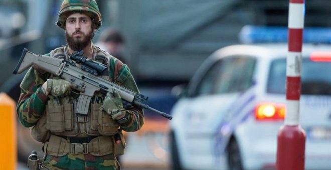 Un soldado vigila los aledaños de la Estación Central de Bruselas. | EFE