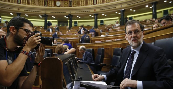 El presidente del Gobierno, Mariano Rajoy, en su escaño poco antes de la sesión de control al Gobierno en el Congreso de los Diputados. EFE/Kiko Huesca