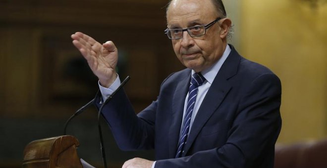 El ministro de Hacienda, Cristóbal Montoro, durante su intervención en el pleno del Congreso de los Diputados. EFE/Kiko Huesca