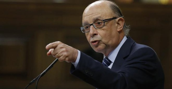 El ministro de Hacienda, Cristóbal Montoro, durante su intervención en el pleno del Congreso de los Diputados, celebrado hoy. EFE/Kiko Huesca