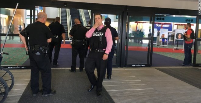 Apuñalado un policía en un aeropuerto de Michigan en un posible ataque terrorista. CNN