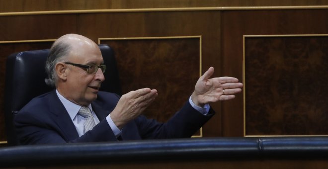 El ministro de Hacienda, Cristóbal Montoro, gesticula desde su escaño durante el debate de la moción de censura de Unidos Podemos contra Mariano Rajoy. EFE/Juan Carlos Hidalgo
