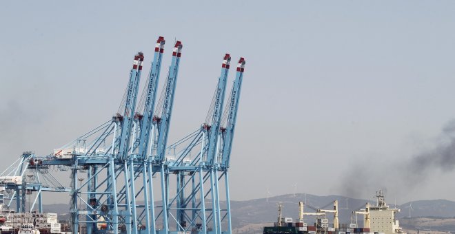 Grúas de las terminales de contenedores del Puerto de Algeciras (Cádiz). EFE/A. Carrasco Ragel