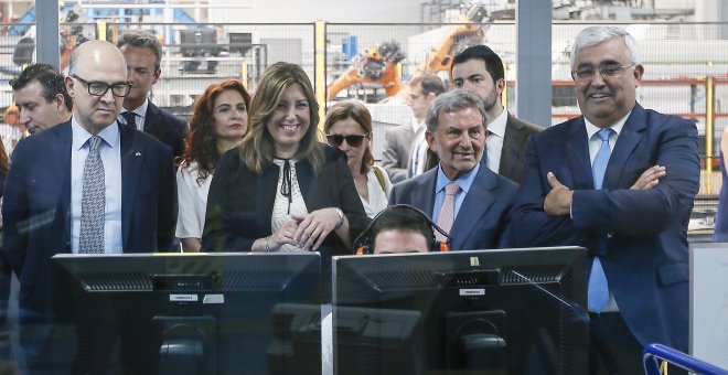 La presidenta de la Junta de Andalucía, Susana Díaz,  junto al comisario de Asuntos Económicos, Pierre Moscovici, y el consejero de Economía, Antonio Ramíres de Arellano, durante la visita realizada a la empresa aeronautica CATEC . EFE/Jose Manuel Vidal.