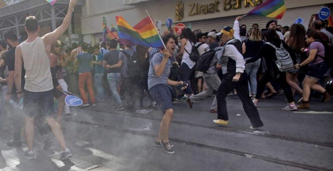 La Policía turca dispersa la marcha del orgullo gay en Estambul