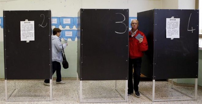 Cabinas de votación en un colegio electoral en Italia. REUTERS