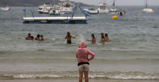 Un grupo de jóvenes se baña en la playa de la Concha de San Sebastián. /EFE