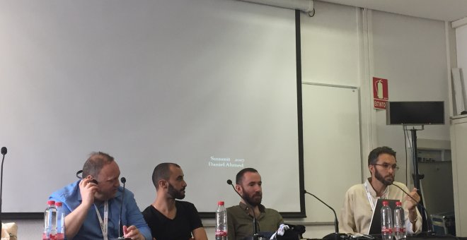Participantes de la ponencia "Un acercamiento a la comunidad musulmana". De izquierda a derecha: Jesus López Gil, abogado de la Asociación de Abogados Contra los Delitos de Odio (moderador), el activista tunecino Hafedh Trifi, el activista español Daniel