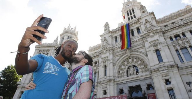 Una pareja se fotografía junto a la fachada del Ayuntamiento de Madrid.- EFE