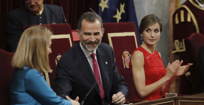 El rey Felipe VI saluda a la presidenta del Congreso, Ana Pastor,iz, tras el discurso que pronunció en el Congreso de los Diputados en la sesión solemne en conmemoración del 40 aniversario de las elecciones de 1977. EFE/Juan Carlos Hidalgo