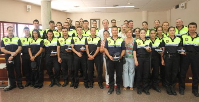 El jefe de Policía de Santa Pola junto a nuevos agentes de la localidad en una foto de archivo.