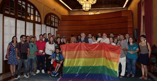 El presidente del Parlamento, Juan Pablo Durán, posa junto con los colectivos LGTB.