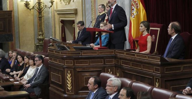 El rey Felipe VI, durante el discurso que pronunció en el Congreso de los Diputados donde los monarcas han presidido la sesión solemne de la conmemoración del 40 aniversario de las elecciones de 1977. /EFE