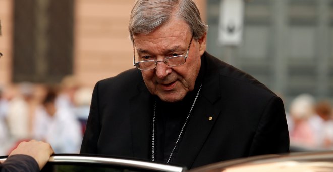 El cardenal George Pell sale de su casa en Roma, Italia.  REUTERS/Remo Casilli