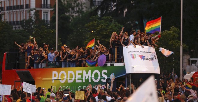 La carroza de Podemos desfila por las calles de Madrid durante la manifestación del Orgullo LGTB. EFE/Archivo