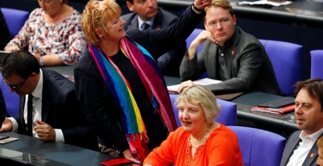 Una parlamentaria luce una bufanda con los colores del arcoiris antes del comienzo del debate sobre la legalización del matrimonio homosexual en el Parlamento alemán. | FELIPE TRUEBA (EFE)