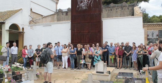 Grup de familiars d'afusellats durant el franquisme al cementiri de Paterna