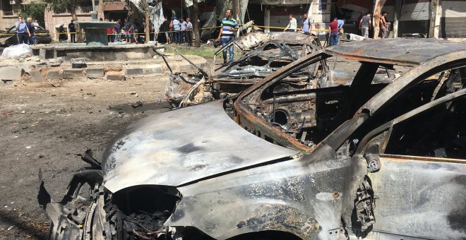Restos de uno de los coches bombas que explotaron en Damasco dejando al menos doce muertos.REUTERS/Firas Makdesi.