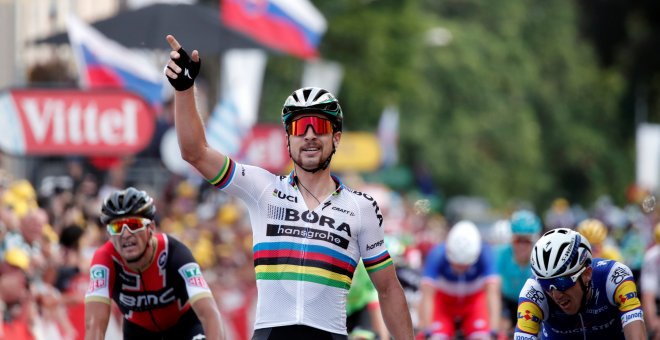 Peter Sagan levanta el brazo en señal de victoria en Longwy. /REUTERS