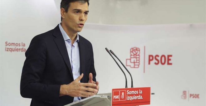 Pedro Sánchez informa a los periodistas tras reunirse durante dos horas con el rey Felipe VI en el Palacio de la Zarzuela. | BALLESTEROS (EFE)