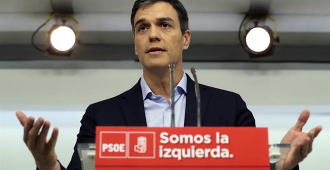 El secretario general del PSOE, Pedro Sánchez, que hoy se ha reunido en con el rey Felipe VI en el Palacio de la Zarzuela, durante la rueda de prensa que ha ofrecido en la sede socialista de Ferraz. EFE/Ballesteros