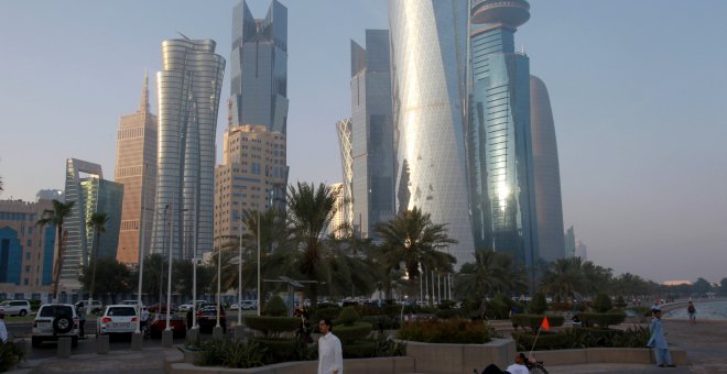 Un hombre pasea por Doha, Qatar.REUTERS/Naseem Zeitoon