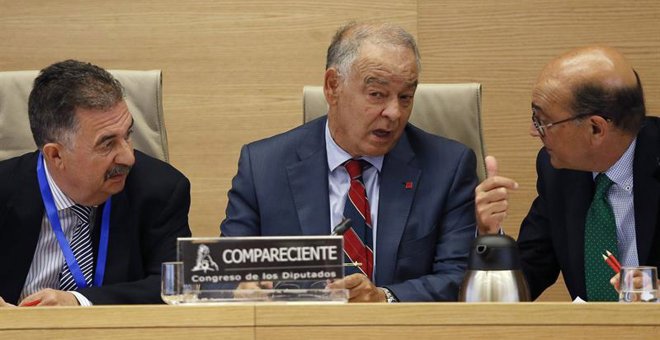 El ex director adjunto operativo de la Policía Eugenio Pino (c), durante su comparecencia en la comisión parlamentaria que investiga el supuesto uso político de los medios del cuerpo por parte del exministro del Interior Jorge Fernández Díaz. A su izquier