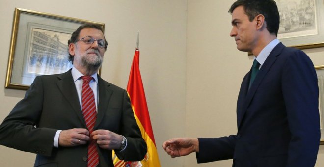 El presidente del Gobierno, Mariano Rajoy, y el secretario general del PSOE, Pedro Sánchez, en la reunión en la que el primero evitó estrechar la mano del segundo. Archivo EFE/ZIPI