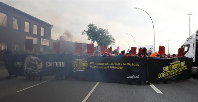 Una manifestación recorre el puerto de Hamburgo (Alemania) hoy, 7 de julio de 2017, de cara a la inauguración de la cumbre del G20. EFE/Focke Strangmann