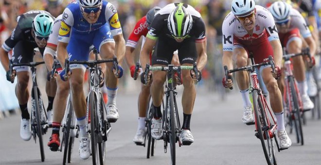 El ciclista alemán del equipo Quick Step Floors Marcel Kittel pelea con Boasson Hagen por la victoria en la séptima etapa del Tour. /EFE