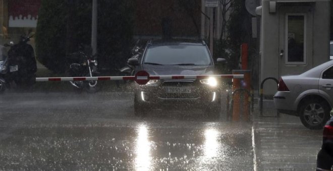 Un coche, en una calle de Madrid este viernes. EFE/Zipi