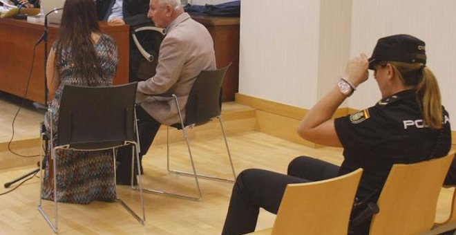 El hombre británico de 77 años, acusado de asesinar a su pareja sentimental a bastonazos en San Miguel de Salinas, durante la celebración del juicio en la sala de la Audiencia Provincial en Elche /EFE