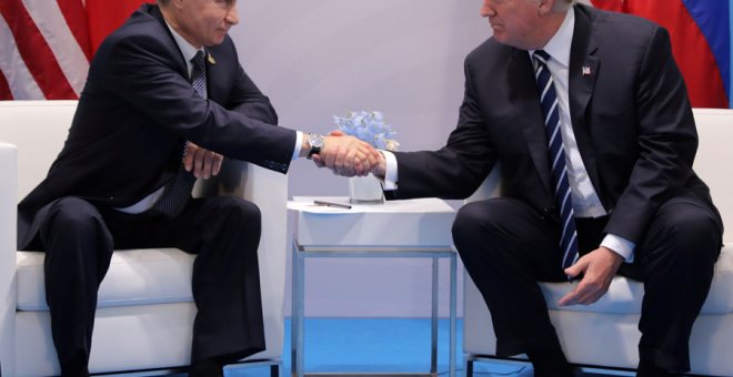 Putin y Trump se dan la mano durante su reunión. REUTERS/Carlos Barria