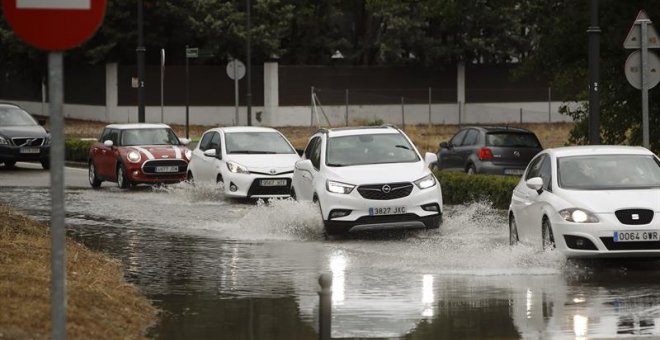 Varios coches circulan por una carretera inundada en Boadilla del Monte (Madrid).EFE/Juan Carlos Hidalgo