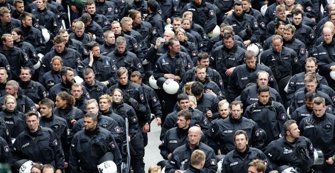Policías toman posiciones en las calles de Hamburgo. - REUTERS