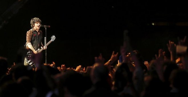 El cantante y guitarrista de la banda estadounidense Green Day, Billie Joe Armstrong, durante su actuación esta noche en el Festival Mad Cool de Madrid. EFE / Kiko Huesca.