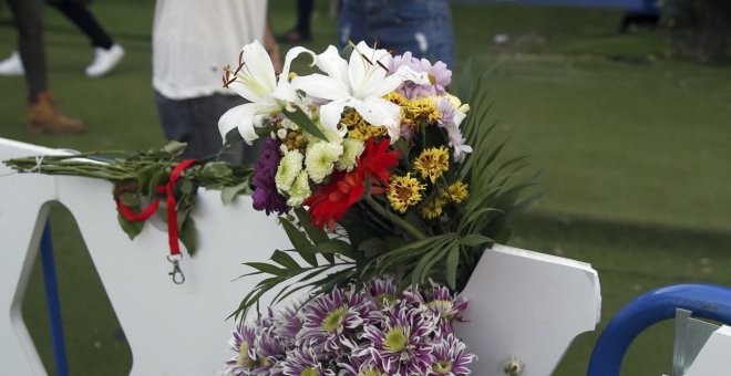 Ramos de flores en una valla cercana al lugar del accidente en el que ayer falleció el acróbata Pedro Aunión Monroy. EFE/Kiko Huesca